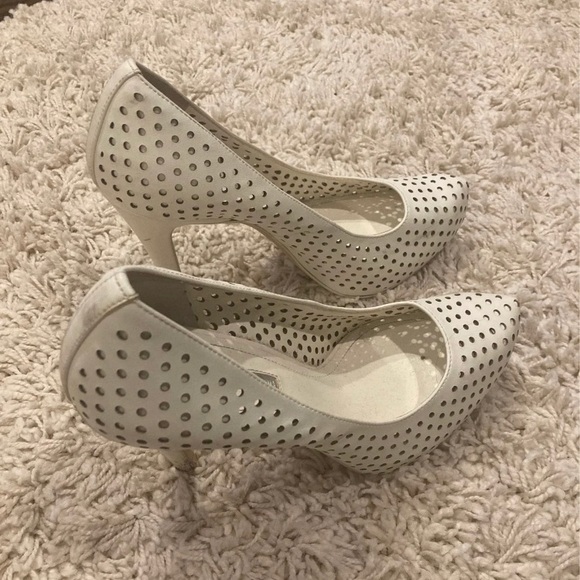 BCBGeneration Pumps White size 7 - Picture 3 of 3